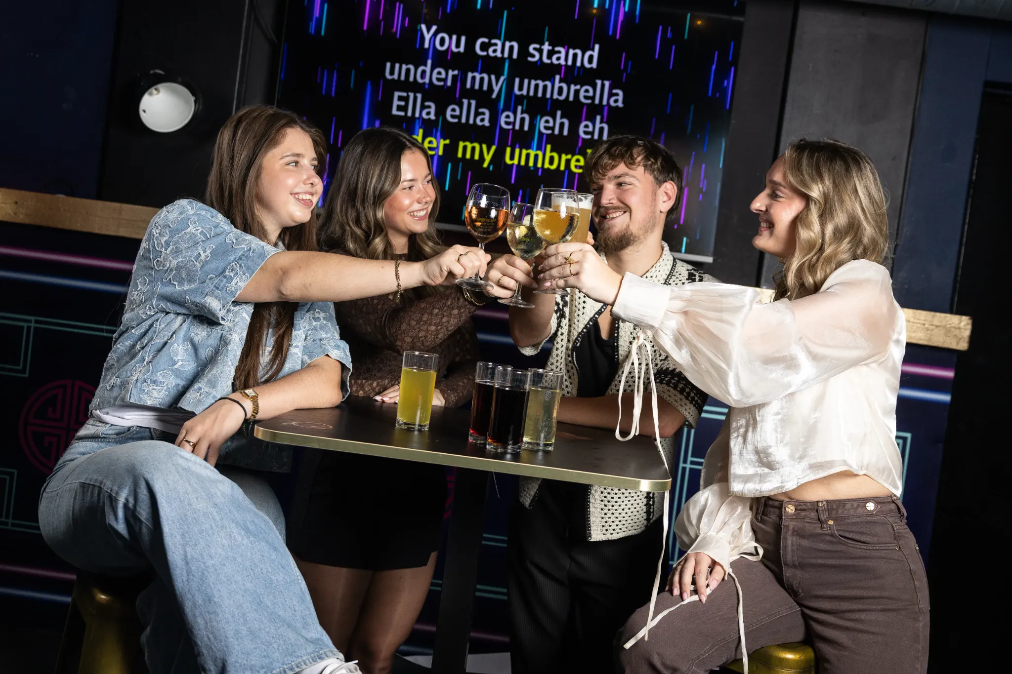Vrienden proosten samen bij Sing! Café