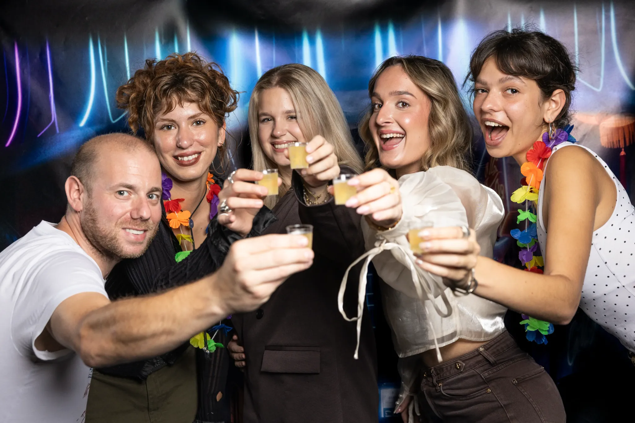 Vrienden proosten samen bij Sing! Café