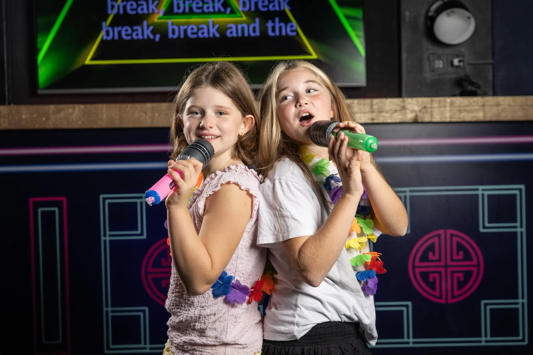 Kinderen genieten van een karaoke-avond bij Sing! Café